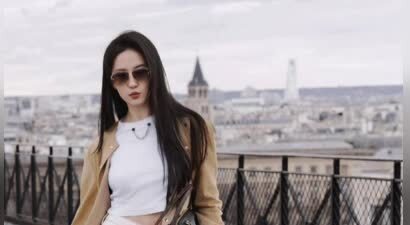 刘亦菲在露台上悠闲漫步自由随性