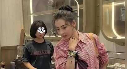 张柏芝现身机场接儿子回家，母子见面拥抱好温暖！谢振轩又长高了