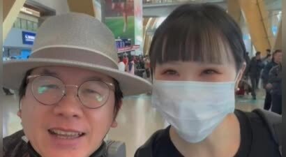 他是上海著名主持，与空姐相恋多年未婚，如今和王冰皓直播当网红