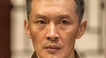 5岁被父亲抛弃，44岁成名，娶同班同学恩爱23年，儿子像他超级帅