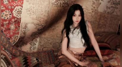 虞书欣波西米亚风造型慵懒复古，鎏金裙裾摇曳浪漫风情