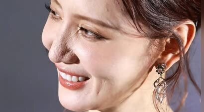 45岁张萌没了滤镜和美颜，鼻子上的坑真多，脸和平常人也一样啊！