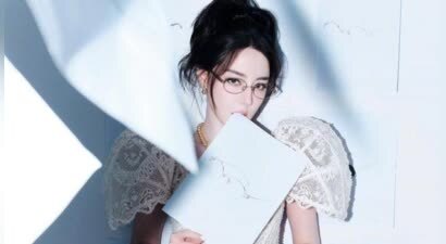 迪丽热巴廓形蕾丝胸衣造型气场全开