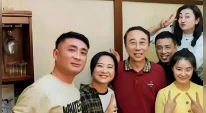 43岁贾玲减重3年后，低调现身冯巩生日宴，这身材哪像反弹