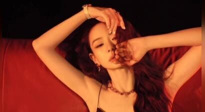 戚薇红调写真释出 黑吊带卷发尽显港风魅惑