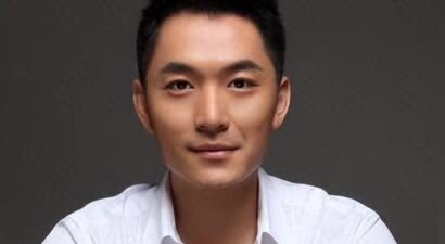 把初恋富婆娶回家，结婚18年零绯闻，名气不红如今热衷直播带货