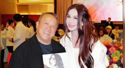 温碧霞出席曾志伟73岁生日宴，晒和邱淑贞合照，快60岁状态太好了