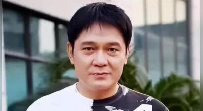 原来他俩是父女，女儿是美女演员，父亲是老戏骨，他68岁仍是单身