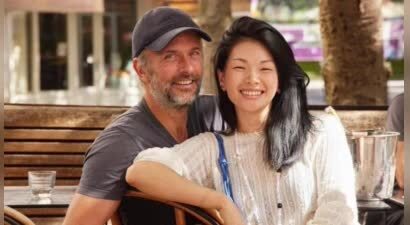 她是顶级名模，却嫁大20岁法国男人，婚后被宠上天，儿子让她骄傲