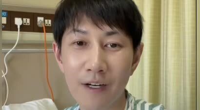 46岁何明翰住院做手术，父亲用吸管喂水悉心照顾，与蒋欣搭档演戏