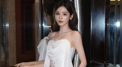 张予曦穿缎面白纱裙高级优雅