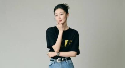 周冬雨黑T恤配牛仔裤慵懒随性