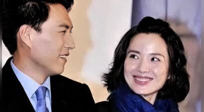 她26岁拿影后，为靳东高龄生俩儿子，如今被宠成公主