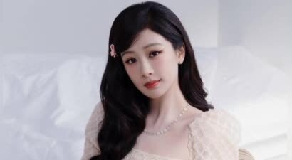 杨紫头戴粉色发卡娇俏又少女