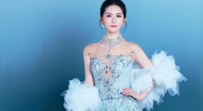 谢娜一袭冰蓝人鱼裙清冷又华贵