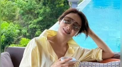 54岁的黎姿在海滩度假，这身材太吓人了，还像少女一样纤细