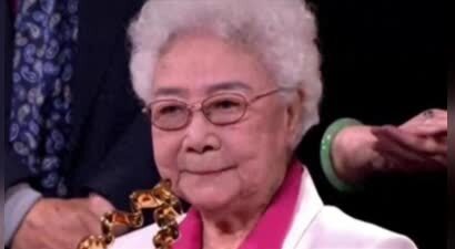 98岁田华现状：风光一辈子，老了却住旧房子，孙子成了她晚年依靠