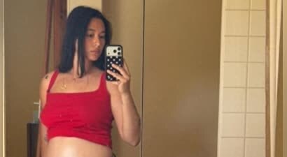 姜文女儿宣布怀孕，与法国老公结婚8月双喜临门，孕照肚大如箩