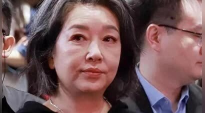 57岁江珊顶一头白发不染不遮，不扮嫩的她，才是真赢家
