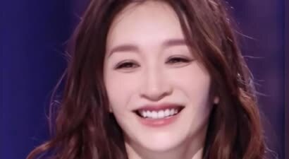 哭2晚却涨粉10万，表演被嘲像幼儿园汇演的李小冉，如今翻红