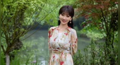 72岁赵雅芝穿碎花裙笑容灿烂状态好