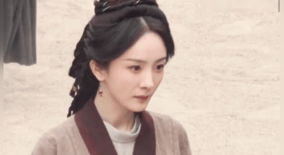 杨幂着素色襦裙典雅贵气 长发盘起工作认真