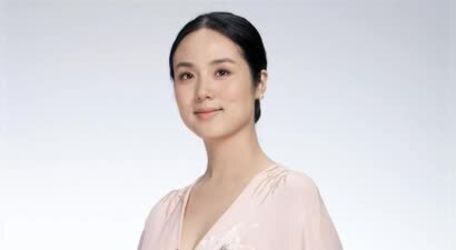 她是著名歌唱家，丈夫曾是央视主持，47岁儿女双全担任企业高管