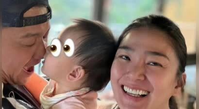 洪小铃罕晒一家三口合体照，她有鱼尾纹好真实！1岁女儿软糯可爱