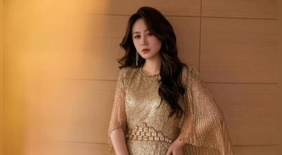 马丽穿鎏金长裙搭配卷发慵懒迷人