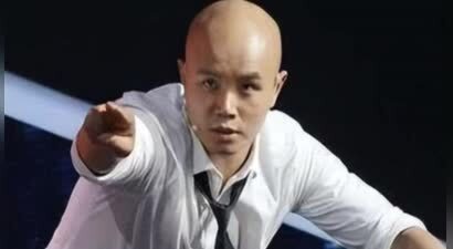 50岁名嘴乐嘉近况，前妻已过世4年，如今带着12岁闺女生活