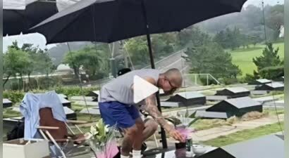 57岁具俊晔，疑似心态出了问题，近日又有人在大S墓地看到了他