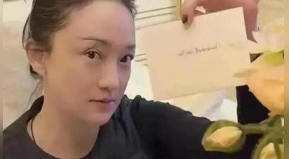 周迅51岁没素颜没滤镜，顶着一头白发逛街 购物，一副自然风采