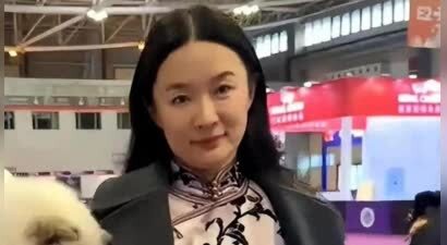 46岁霍思燕现身山东，穿旗袍身材臃肿走样，脸部泛油光尽显沧桑