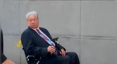 77岁洪金宝罕见现身，腰瘦一圈满头白发，儿子洪天明的回应让人心疼