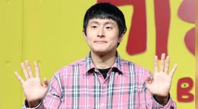 韩男星为捡废品老人捐1亿韩元，坦言从小被奶奶抚养，看着很心酸