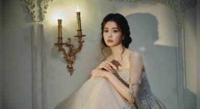 白鹿穿薄纱裙化身神秘古堡公主