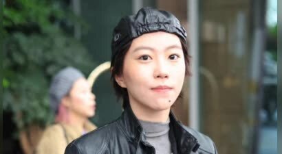 同是窦唯女儿，一个在香港被大佬捧，一个北京租房打工，差距明显