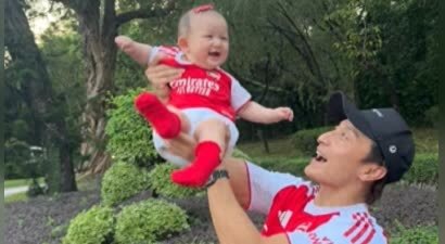 和知名歌手分手后，他娶小14岁艺术家，如今定居香港活成女儿奴