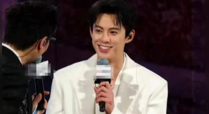 王鹤棣颁奖风波后首公开现身，热情介绍自己状态未受影响