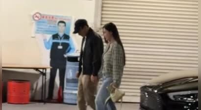 52岁刘恺威又恋爱！带着小女友现身香港红馆，俩人十指紧扣超甜蜜