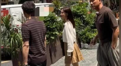 43岁佟丽娅在广东街头，现实中真人看起来很娇小，目测158cm左右