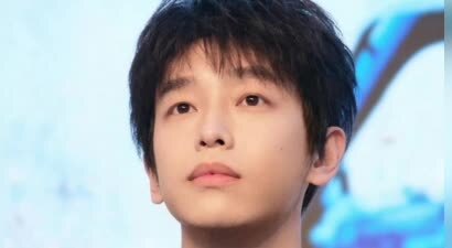 彭昱畅秘恋经纪人7年？台前冲奖幕后托底，网友直呼是隐形甜