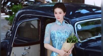 刘诗诗穿蓝色旗袍柔情似水！捧花甜笑气质优雅明媚