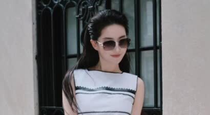 刘亦菲晒街头新照带墨镜 简约穿搭又美又飒