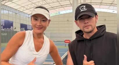瞿颖与周杰伦打网球并晒合照：杰伦发球妥妥地稳