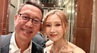 55岁李嘉欣美背杀疯了！蓝裙大秀蝴蝶骨，15岁儿子伦敦同框似姐弟