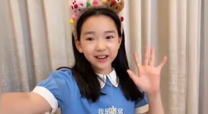 董璇晒三世同堂照为爱女庆生，高云翔出镜满脸宠溺，酒窝许下愿望