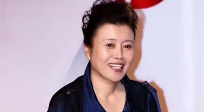 曝孙红雷前女友当奶奶！背十几块包拿卷纸带孙女，遇事还请教儿媳