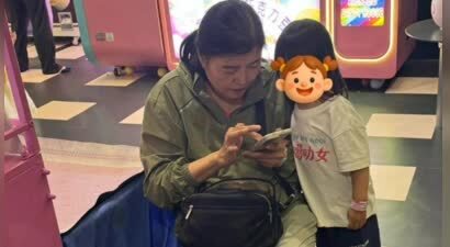 67岁丁嘉丽现身游乐场，亲自照看孙女，穿着打扮都好朴素如普通人