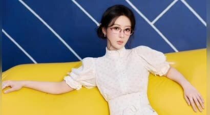 杨紫一袭白裙化身时髦职场女郎